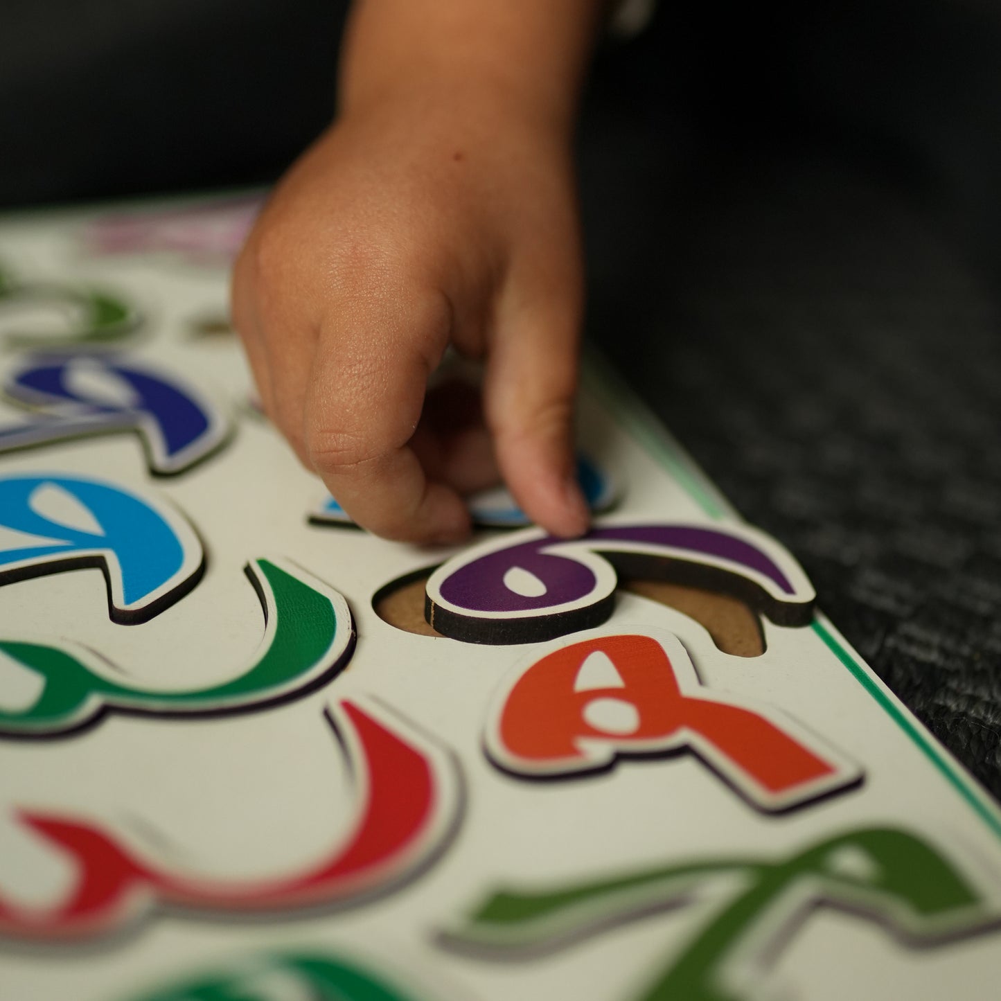 Puzzle de l'Alphabet Arabe en Bois : Un Jeux Éducatif Polyvalent et Ludique