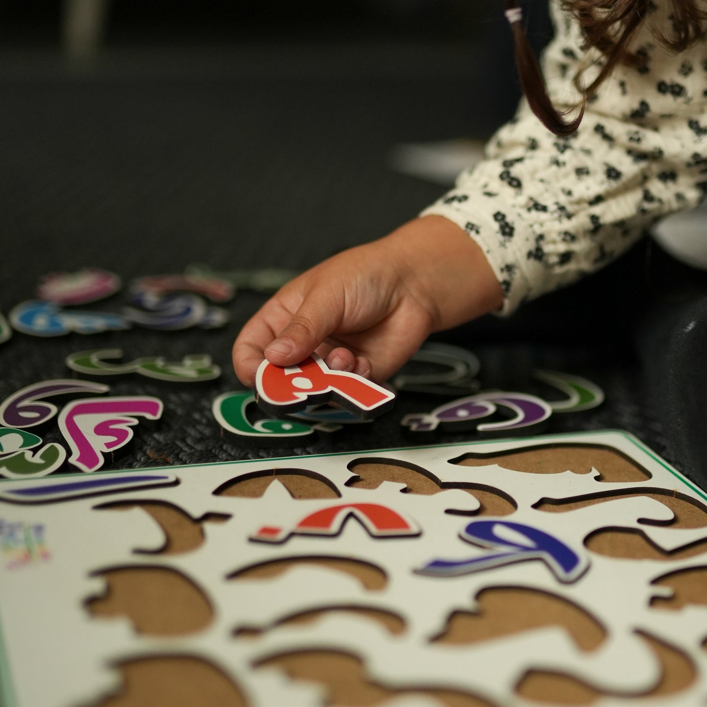 Puzzle de l'Alphabet Arabe en Bois : Un Jeux Éducatif Polyvalent et Ludique