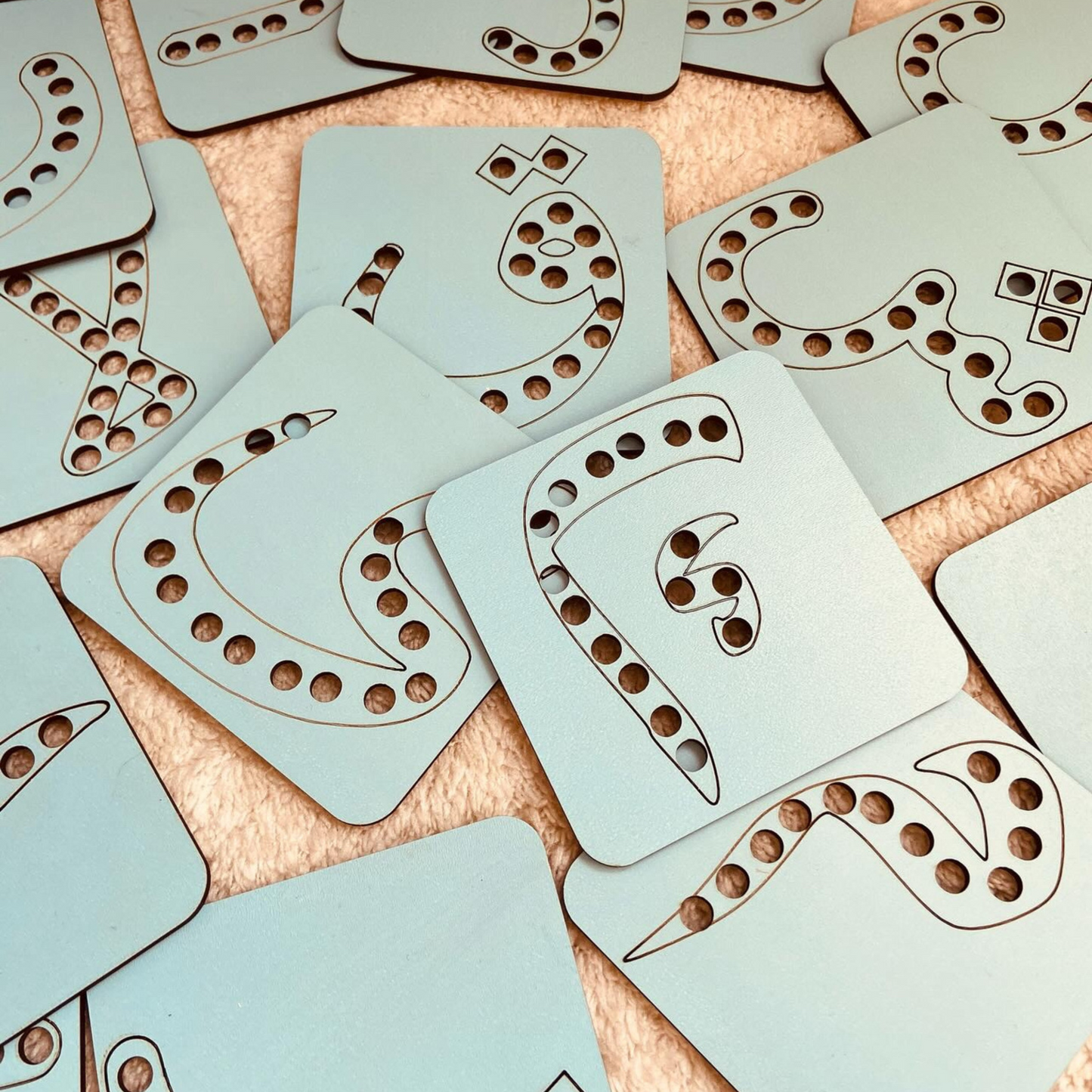 Lettres arabes à lacer – Un Jeu éducatif pour développer l'apprentissage des lettres en jouant